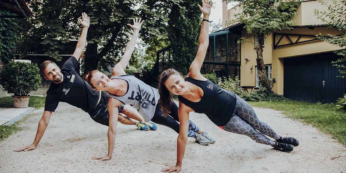 Personen machen seitlichen Stütz